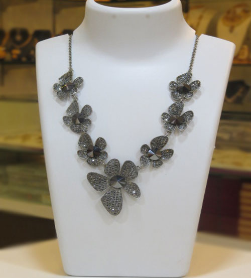 Metalic Stoned Flower Necklace